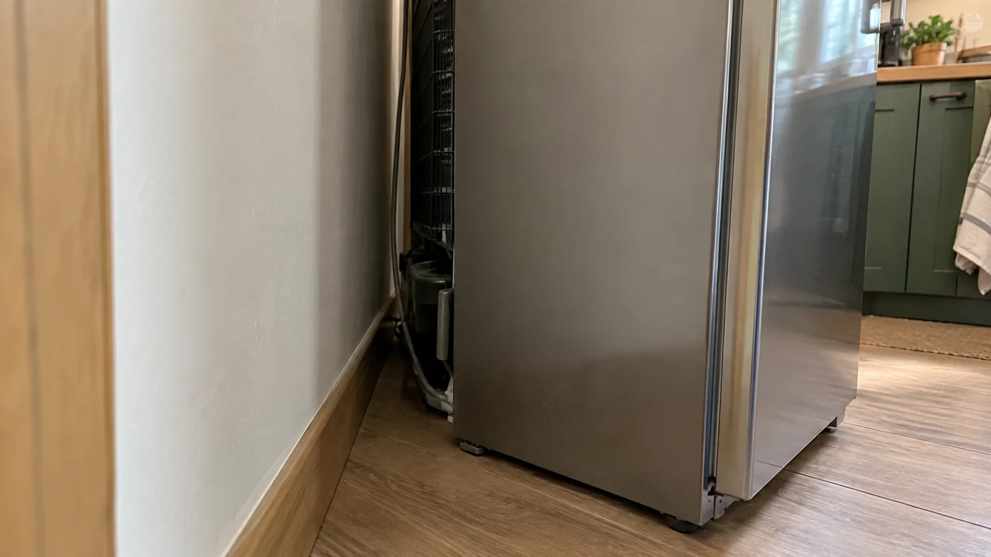 Przestrzeń za lodówką w kuchni