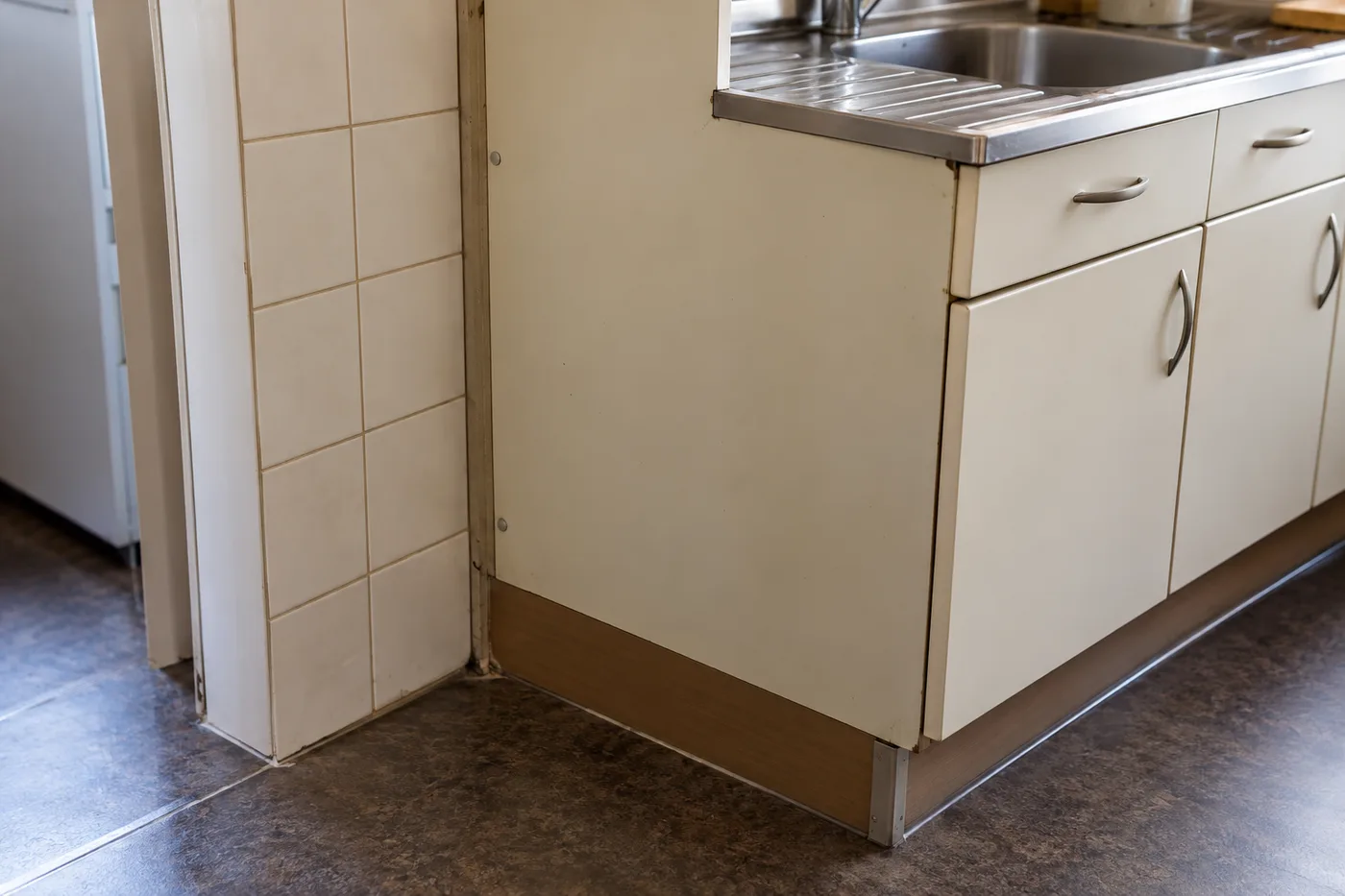 Poglądowe połączenie cokołu i dolnej zabudowy kuchennej