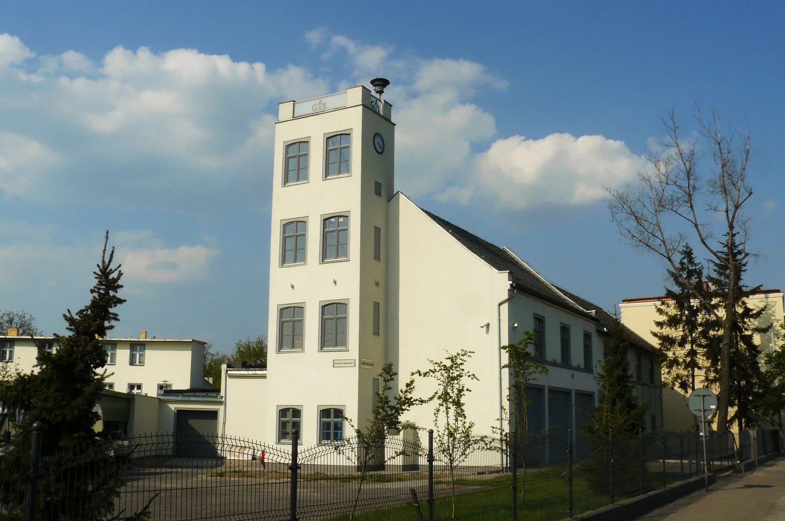 Zabytkowa strażnica z wieżą przy Rynku Wschodnim na Głównej w Poznaniu